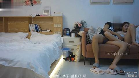 91C仔团伙漏网大神重出江湖老司机探花很久才约上的苗条身材美乳妹给她道具插穴热身