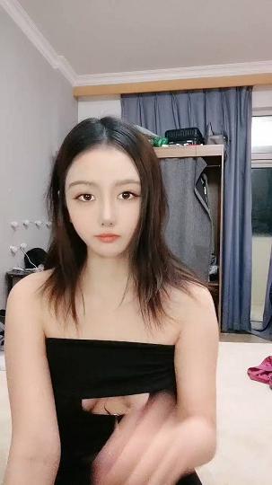 黑丝露脸床上的极品尤物，高颜值丝袜高跟跟小哥啪啪性爱直播，口交大鸡巴舔逼呻吟