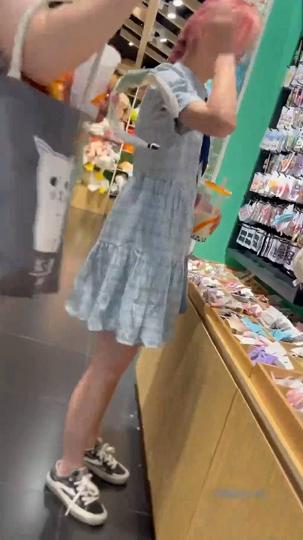 跟随抄底青春美少女