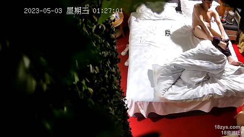 2023-5-3新流出酒店偷拍和朋友说出来吃东西，结果跑来和大叔偷情啪啪先被后入式再前插