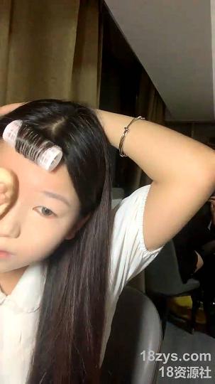 新人初下海清纯妹妹！和闺蜜一起宿舍！娇小身材贫乳，紧致嫩穴抽插插入，闺蜜在旁边观看