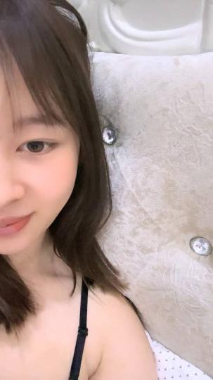 美女小骚货妮子！福利场操逼小秀一波！抓起大屌吸吮，骑乘位扶着插入，抽插小骚逼，低低呻吟