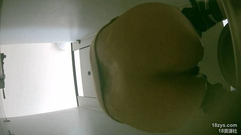 学生公寓附近女厕全景偷拍333-2_Cut.mov