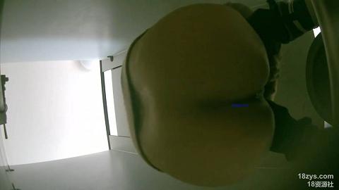 学生公寓附近女厕全景偷拍333-1_Cut.mov