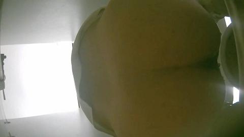 学生公寓附近女厕全景偷拍4442.mov