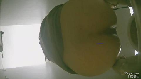 学生公寓附近女厕全景偷拍洛丽塔_Cut.mov