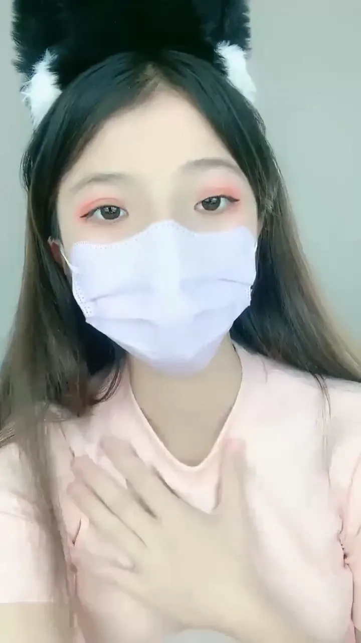 极品学生妹！白虎美少女！糖炒栗子简直馋死人了！~馒头逼，刚被男友开苞没多久~挺漂亮啊