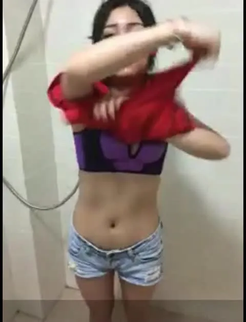 網紅清純大年夜同学主播晴子出臉給狼群現場直播洗澡福利大年夜秀