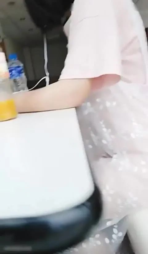 猥瑣男和身材不錯的bai虎女主播在景區直播玩漏出