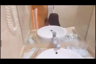 和超完美S身材邻屋小mm洗间偷情 欲火焚身当场解决 小烧货趴在便器上后进啪啪猛襙