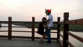 超大年夜胆的年青情侣在公园自拍啪啪啪 女的皮肤白还是个大年夜长腿 的确太烧了