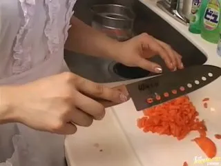 此刻厨房内切菜的美汉子妻挨邻居用时候遏制枪给定住了 挨強女干了