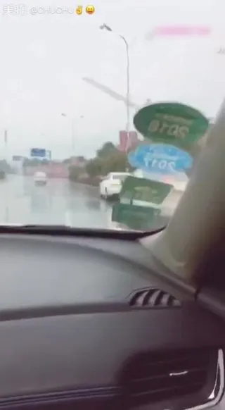 -zhipai-性感标致的美少妇驾照一向考不过路上练车时和锻练车震,正时老公来德律风说在练车一会回屋