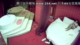 啪啪很是会玩的一对还不时拿手机出来自拍一下