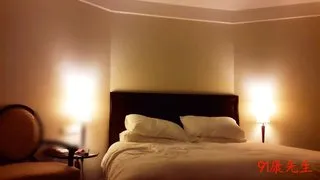 康师长教师系列-临走前仅剩一次约买个苹果七plus才同意开房的江苏商学院九五年女神美男酒店啪啪,衣服还没脱完就直接挨按倒了