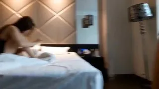 -酒店再次爆襙九五年标致性感美男Aimee第二部,强行请求拍摄加上襙她时有点粗莽生气了说 你在玩我,滚