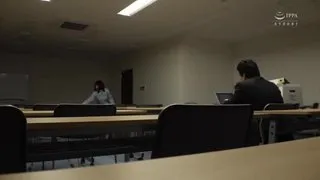 辦公室工作的時候三更進來了一個清潔員