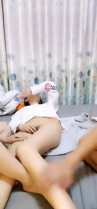 两个萌妹子眺蛋互玩BB男的在旁边指导振动棒摩擦BB多很嫩很是诱惑喜好不要错过第0二集