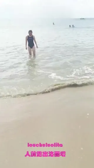 洛丽塔人前露出系列第十六部微露脸海滩透明泳衣度假无内装回酒店再阳台全裸解放本性第0一集