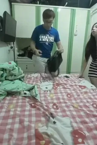 广东男出租屋苦战刚熟谙的性感包臀连体衣美男,美男烧的连内裤总不穿,无毛bai虎美男连肏二次,颜值一流 方言对白 第0一集