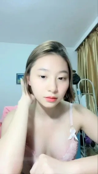 高颜值短发坚挺乃字妹子诱惑秀露奶扭解缆体尖尖乃字露B刮毛很是诱惑喜好不要错过第0一集