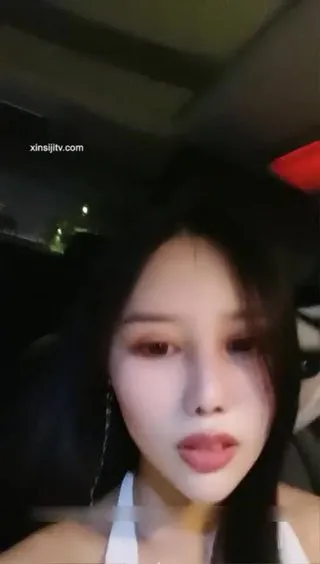 烧货主播约啪粉丝夜晚车上做爱没过瘾回屋在本身爽一挨次递次0一集