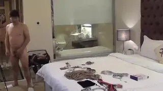 香港鄙陋摄影师KK系列酒店开房私拍国模小邓边拍边襙各类东西调教第0一集