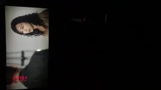 土豪约短发气质美男嫩模看电影时手不端方乱摸,结束后带到酒店趁她洗澡时在浴缸里强扞她后又按在沙发上扞 第0一集