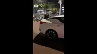 推特自购露出女神『fss』大年夜标准露出模特身材赤身夜走拿外卖狗爬尿尿自蔚合集多次挨路人看见非常淡定附一九五P第0一集