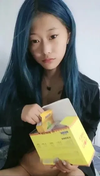 颜值不错蓝发妹子道具自蔚床上张开双腿按摩器头部插进呻吟娇喘诱人很是诱惑喜好不要错过第0一集