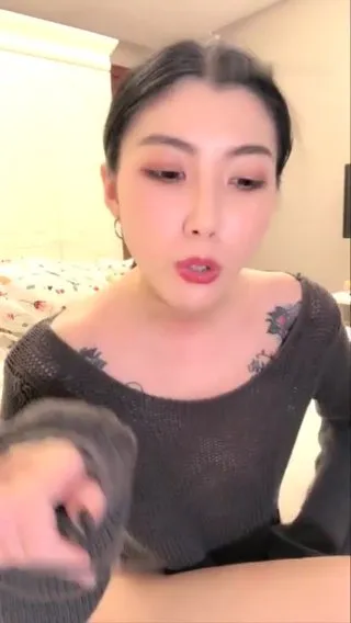 颜值不错苗条贫Ru妹子全裸诱惑露B翘着屁骨翘起双脚掰开毛毛挺多很是诱惑喜好不要错过第0四集