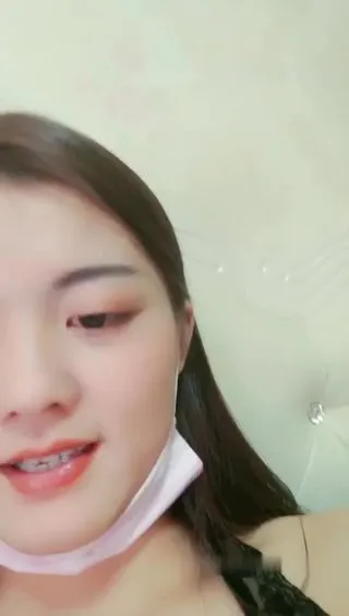 颜值不错萌妹子开裆连体丝袜自蔚按摩器震动BB头部插进呻吟娇喘很是诱惑喜好不要错过第0一集