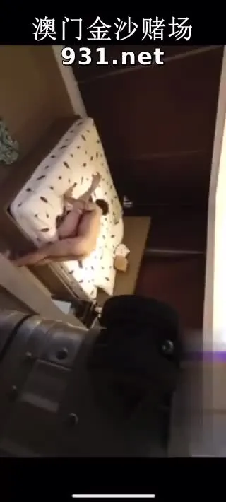 姐夫门三-新郎在大年夜屏幕上播放新娘和姐夫的床战大年夜戏