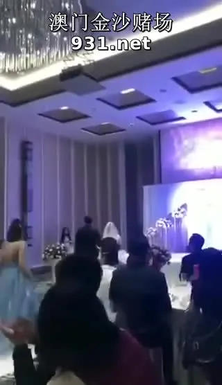 姐夫门一-新郎在大年夜屏幕上播放新娘和姐夫的床战大年夜戏