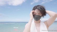 玩偶姐姐是谁？玩偶姐姐又叫hongkongdoll，是极品网红女神，这一部onlyfans付费福利视频中，玩偶姐超诱人的夏日胴体，让人深深着迷