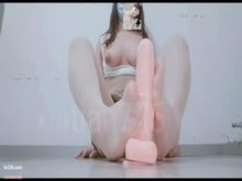 推特网红女神夏天足控福利，超美白丝足摩擦