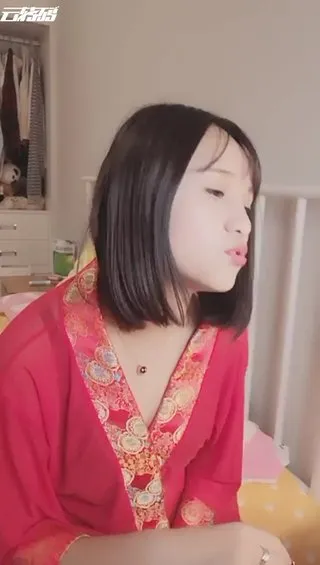 身材苗条标致美少妇和炮友收费啪啪大年夜秀 红色衣服很喜庆 口姣啪啪很是ying荡