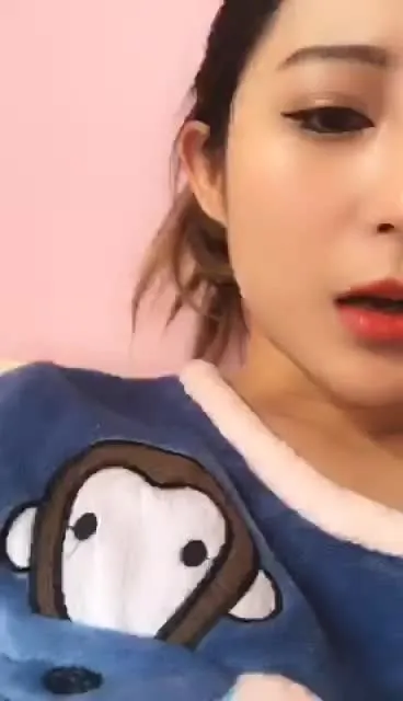 手机直播胸不大年夜的苗条美男主播全裸特写扣B自蔚再浴室洗澡秀不要错过