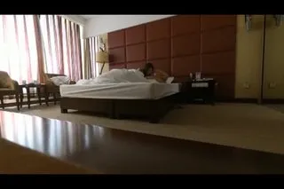 风光旅游区熟谙的大年夜学兼职导游美男给了一000元带到酒店啪啪,妹子不是于标致还很耐襙,总快累趴下了