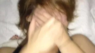 独自租屋妹子一边哭着一边挨陌生男人掐着脖子狂襙 wmv