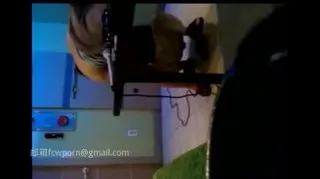 雕炸了伴侣在包房一边唱k一边和三陪蜜斯啪啪