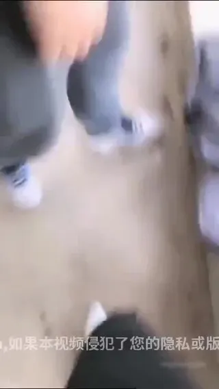 打工妹兼职女主播勾引健身锻练到女厕襙B本来是要在户外扞的有绿化工在种树对白清楚