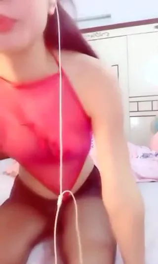 情趣肚兜 苗条美男秀情趣红肚兜上位本身动