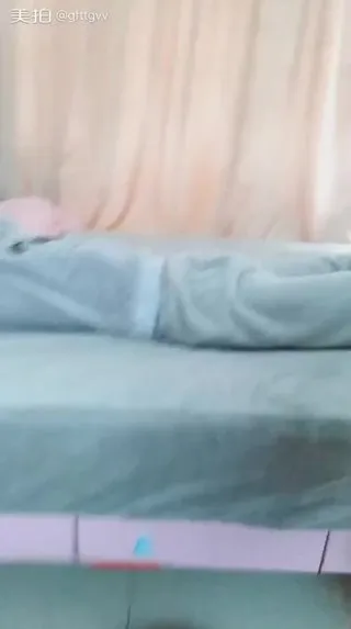 最新流出鹿年轻美女剧情演绎妈妈今天没空给得病爷爷擦身和爷爷乱论口爆吃精对白有趣