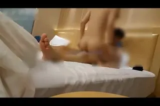 约艺术院校九六年清纯白嫩的眼镜妹酒店啪啪,刚开端很害臊一向玩手机,后来太猖狂了直接内se,国语  下部