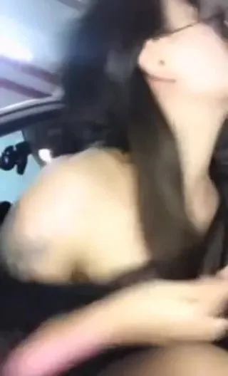 美男在宝马车上自蔚