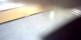 女厕尾随妹子进女厕窃看玩手机的高跟妹子