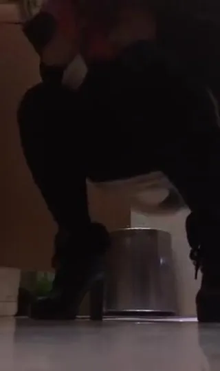 商场厕拍系列几个妹子仿佛发觉了挨偷拍又不敢肯定 只敢偷偷的喵一下