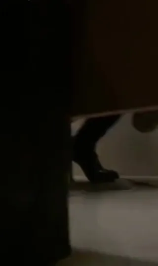 商场厕拍妹子抹完还要闻一闻