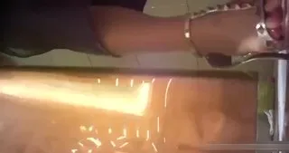 身材不错的啤酒发卖妹子穿的很清冷